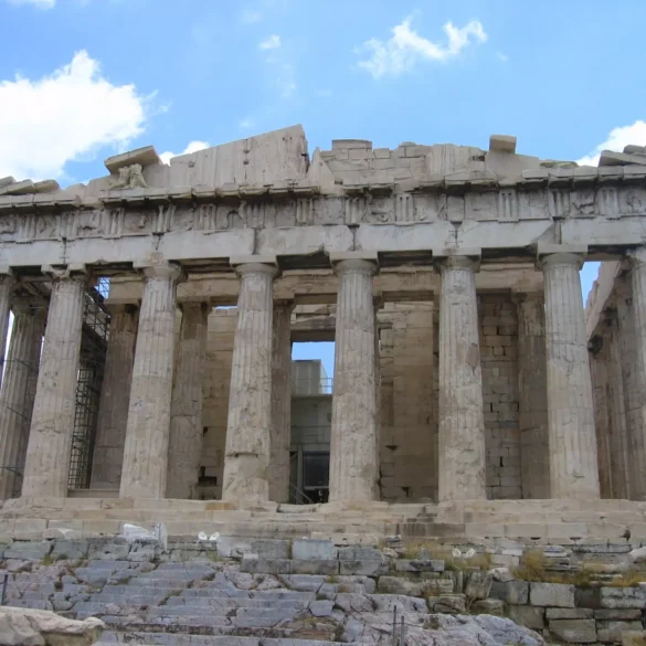 Ο Παρθενώνας Στην Ακρόπολη, Σύμβολο Της Ακμής, Σε Αντίθεση Με Την Μετέπειτα Πολιτική Παρακμή Των Αθηνών.