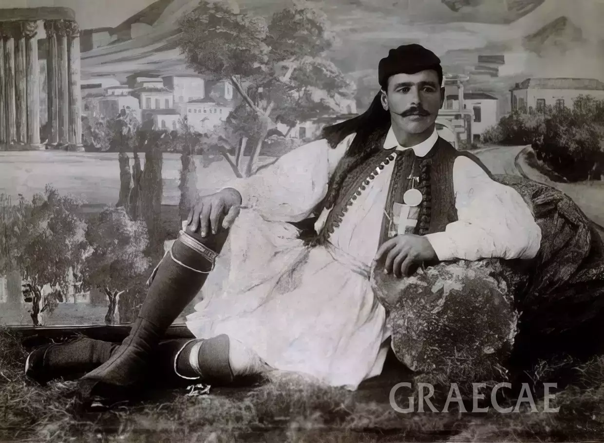 Κοντινό Πλάνο Του Σπύρου Λούη, Αποτυπώνοντας Την Ένταση Και Την Αποφασιστικότητα Στο Βλέμμα Του.