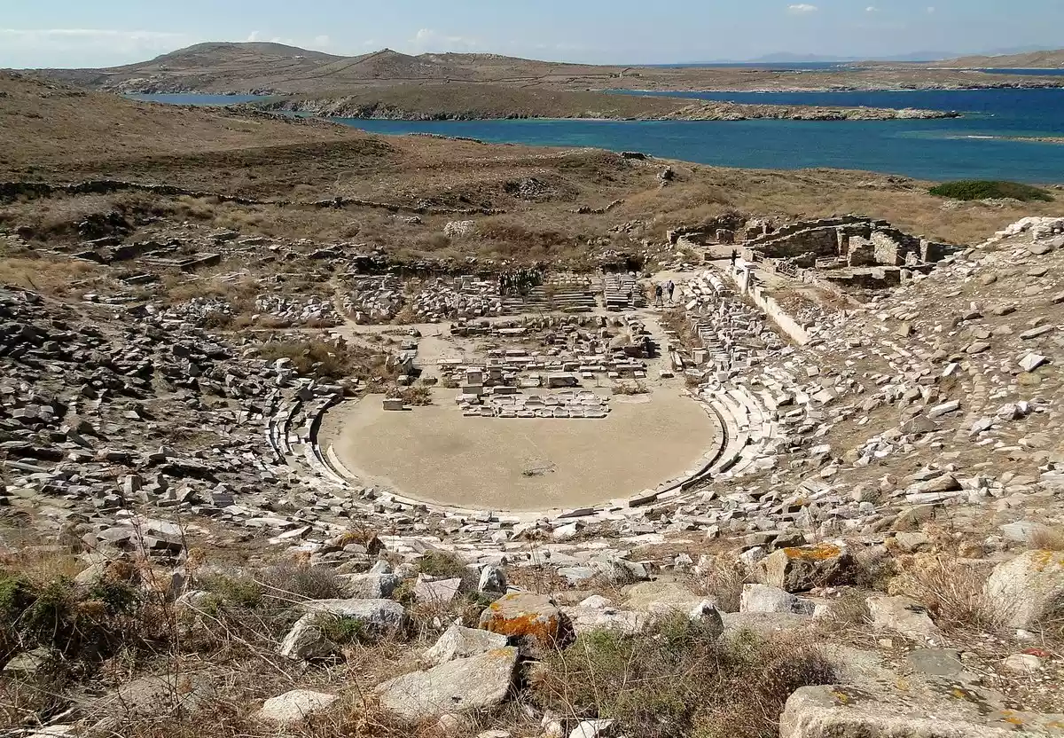 Το Αρχαίο Θέατρο Της Δήλου Αποτελεί Χαρακτηριστικό Παράδειγμα Χώρου Όπου Η Πανελλήνια Ιδέα Εκφραζόταν Μέσω Δραματικών Παραστάσεων.