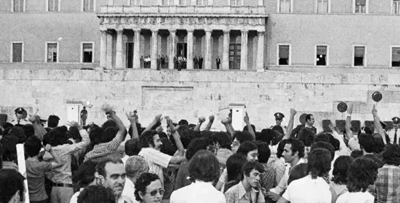 Πλήθος Κόσμου Επευφημεί Την Αποκατάσταση Της Δημοκρατίας Κατά Την Επιστροφή Του Καραμανλή Από Το Παρίσι.