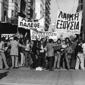 Πλήθος Διαδηλωτών Που Συμμετείχαν Στην Εξέγερση Του Πολυτεχνείου, Συγκεντρωμένοι Με Πανό Και Συνθήματα.