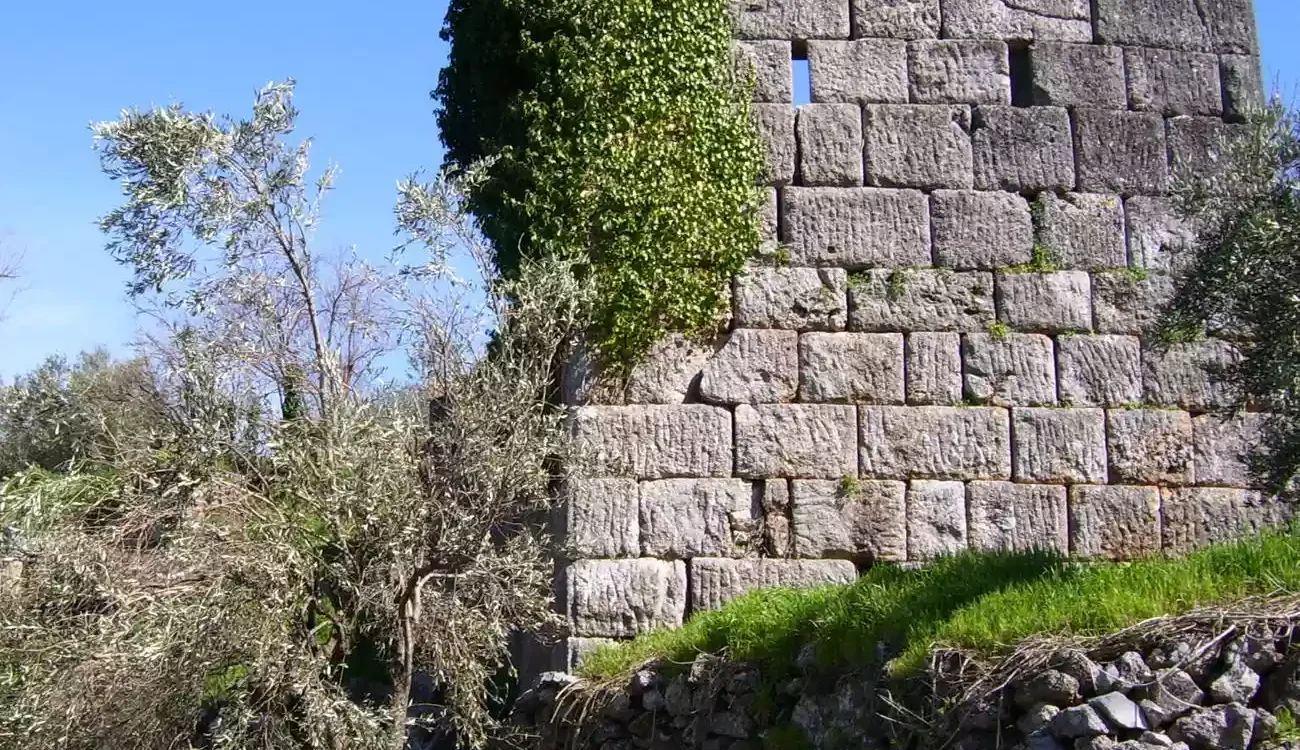 Τα Ερείπια Της Αρχαίας Τιθορέας, Πόλης Που Υπέστη Την Καταστροφή Των Φωκαίων Μετά Την Απόφαση Του Αμφικτυονικού Συνεδρίου.